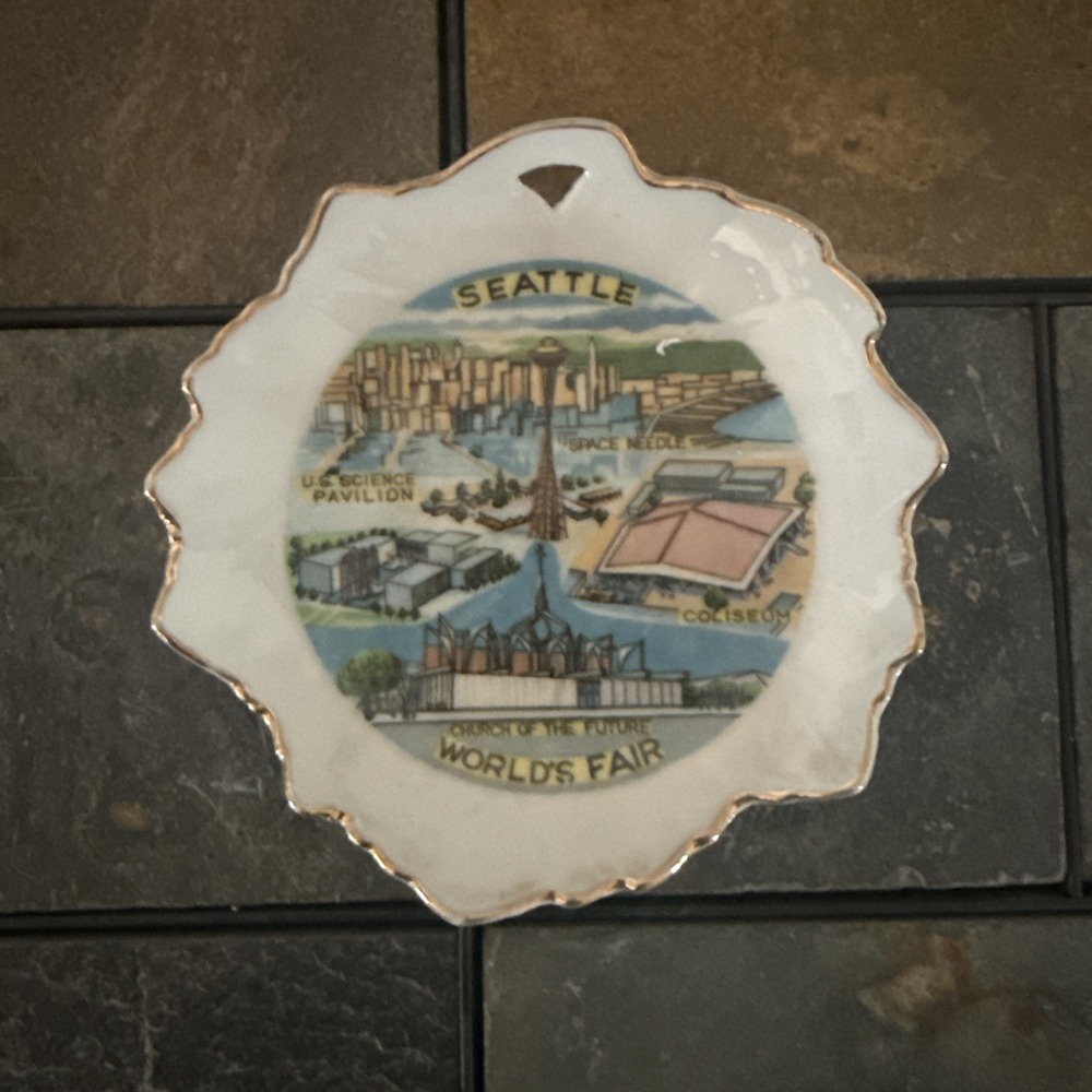 1962 Seattle Worlds Fair Ceramic Souvenir Dish Space‎ Needle 4 1/2"